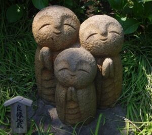 Ryoen Jizō du temple Hasedera à Kamakura, trois petites statues de Jizō souriantes associées aux bonnes rencontres et aux liens précieux, souvent photographiées par les visiteurs.