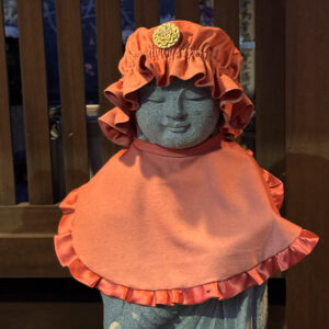 Statue Jizō habillée d’un bavoir rouge, protecteur des enfants et des voyageurs au Japon